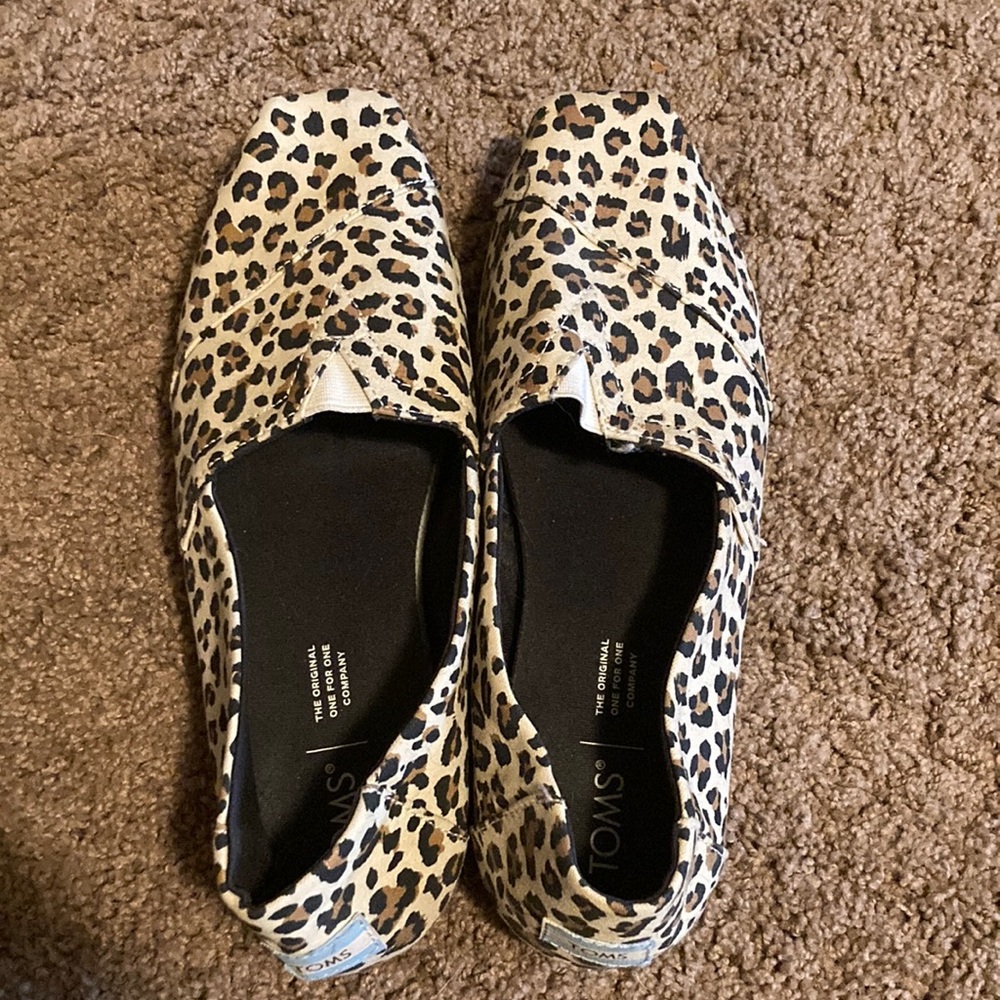 Toms Leopard size 8